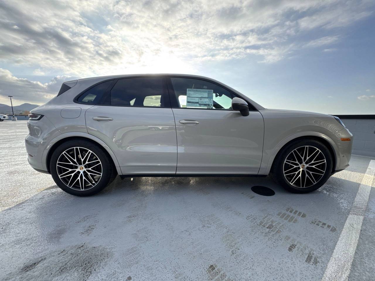 2025 Porsche Cayenne Base photo 7