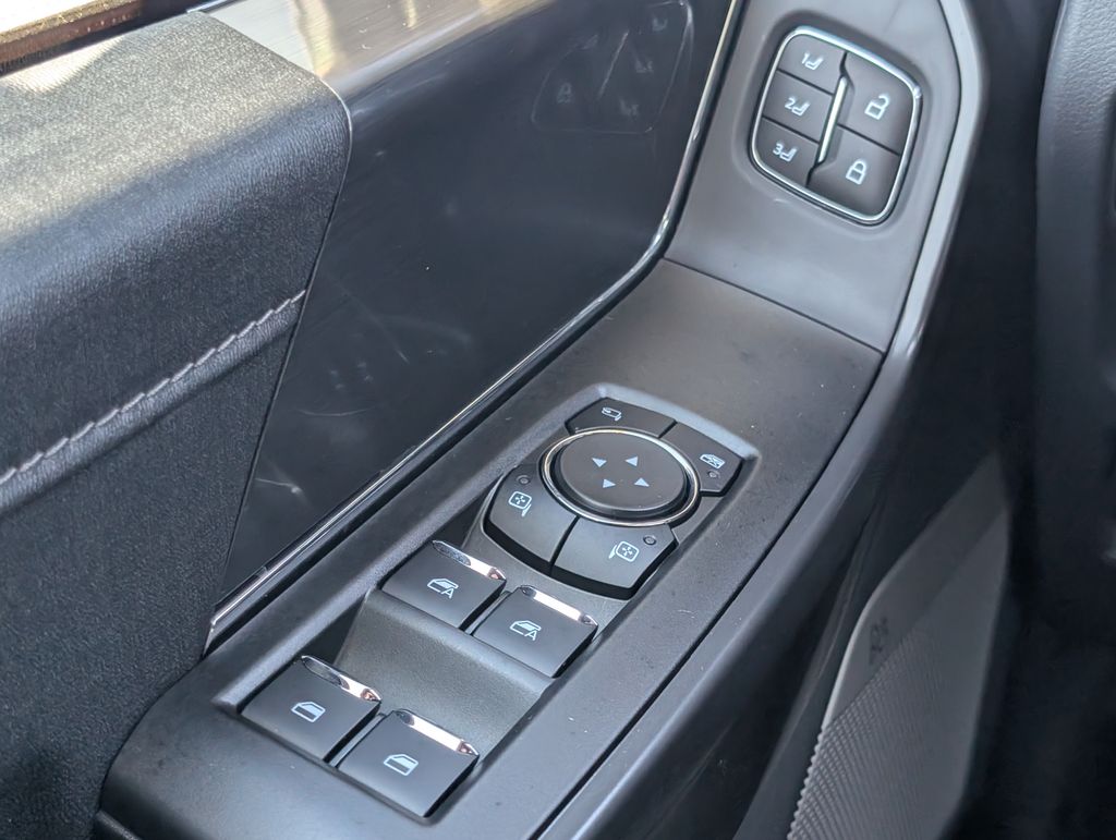 2025 Ford F-150 Lariat photo 12