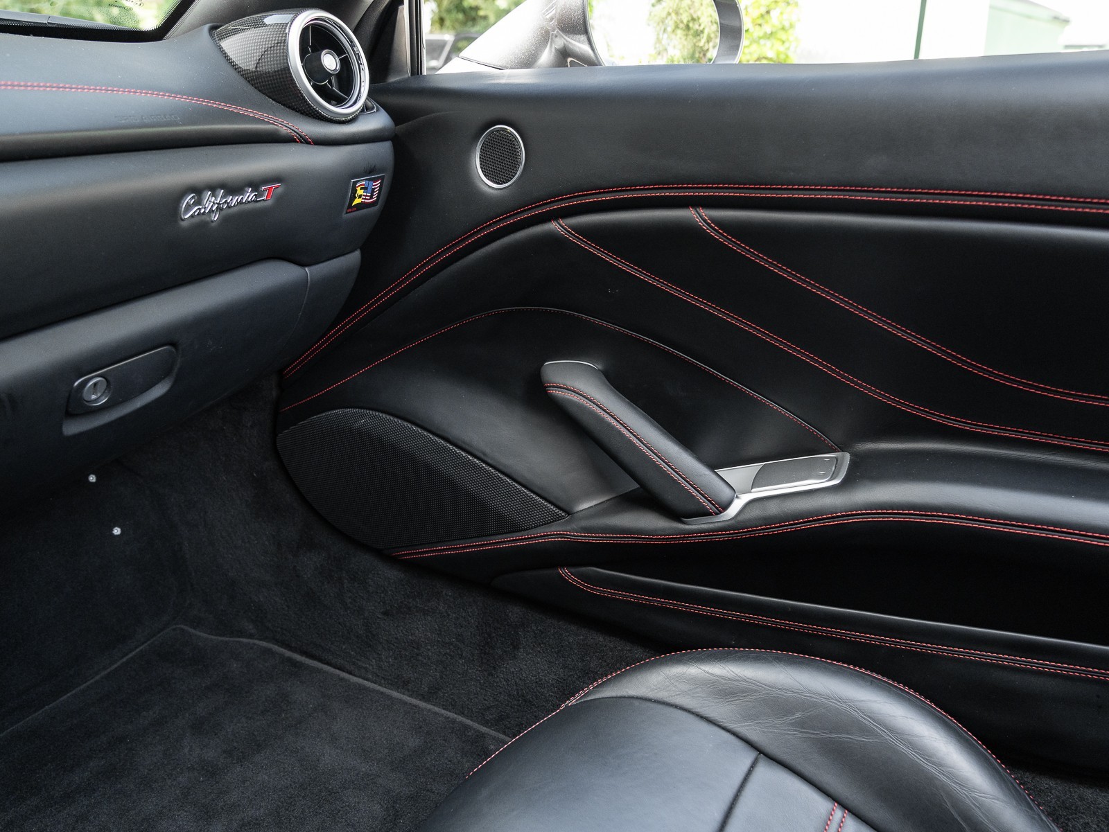 2015 Ferrari California T photo 25