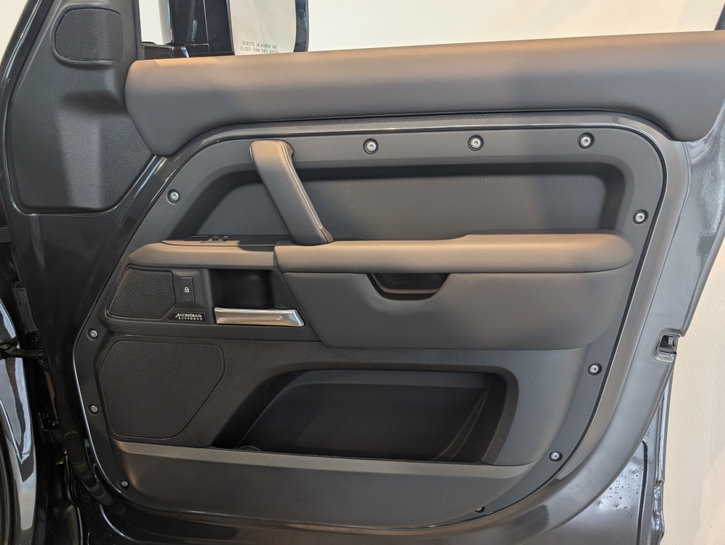 2025 Land Rover Defender 110 X-Dynamic SE photo 28