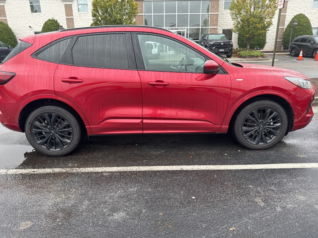 2023 Ford Escape Hybrid ST-Line Elite photo 2