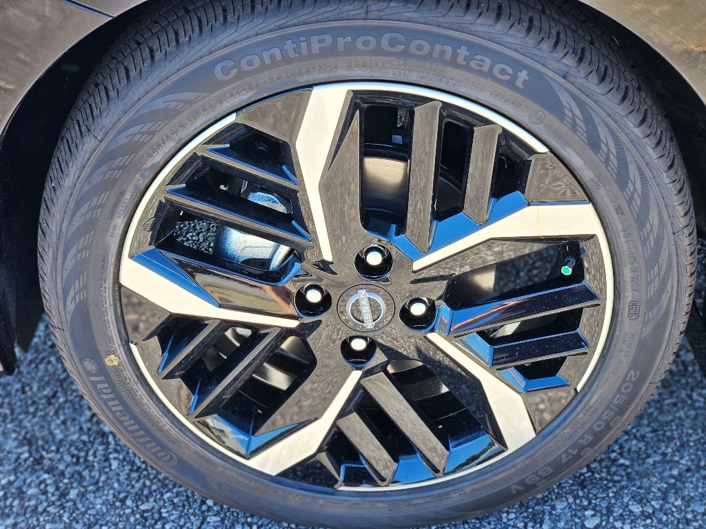 2025 Nissan Versa SR photo 8
