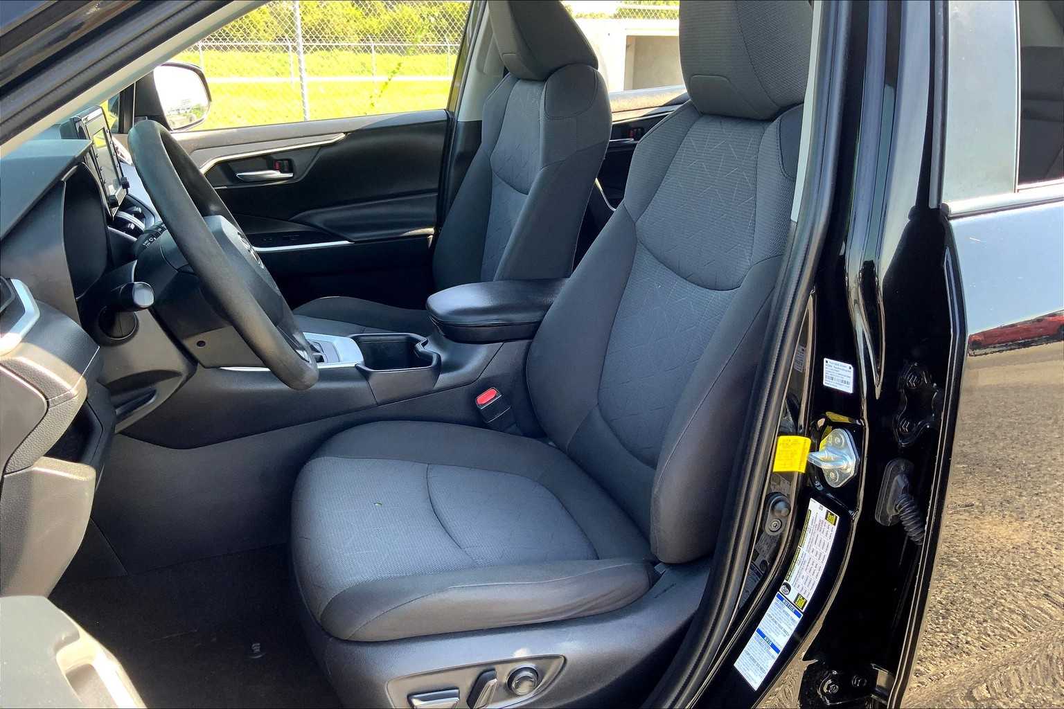 2022 Toyota RAV4 XLE photo 6