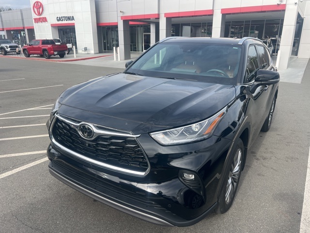 2024 Toyota Highlander Platinum's photo