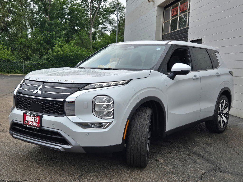 2025 Mitsubishi Outlander SE photo 3
