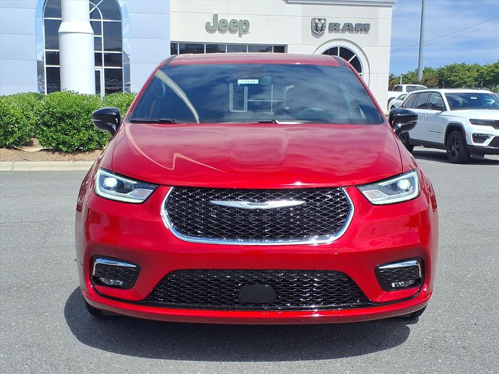 2026 Chrysler Pacifica photo 2