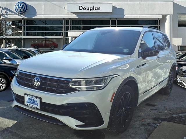 2022 Volkswagen Tiguan SE R-LINE BLACK's photo