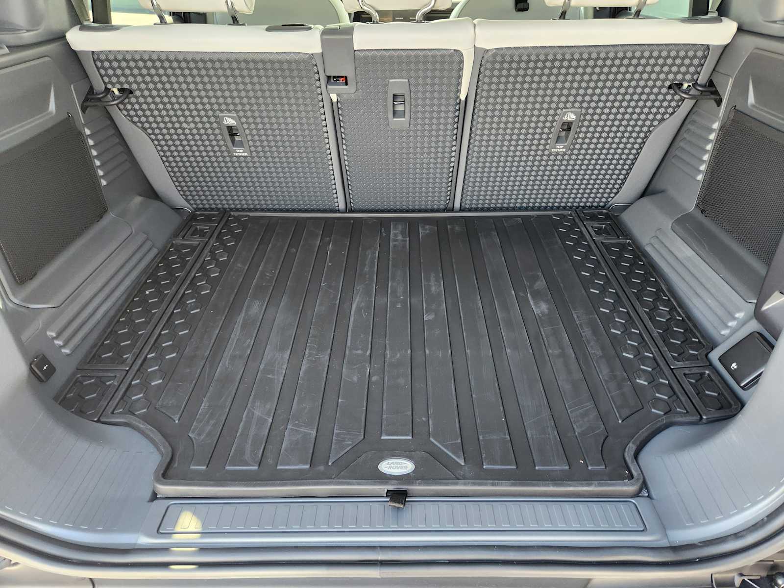 2025 Land Rover Defender 110 X-Dynamic SE photo 31