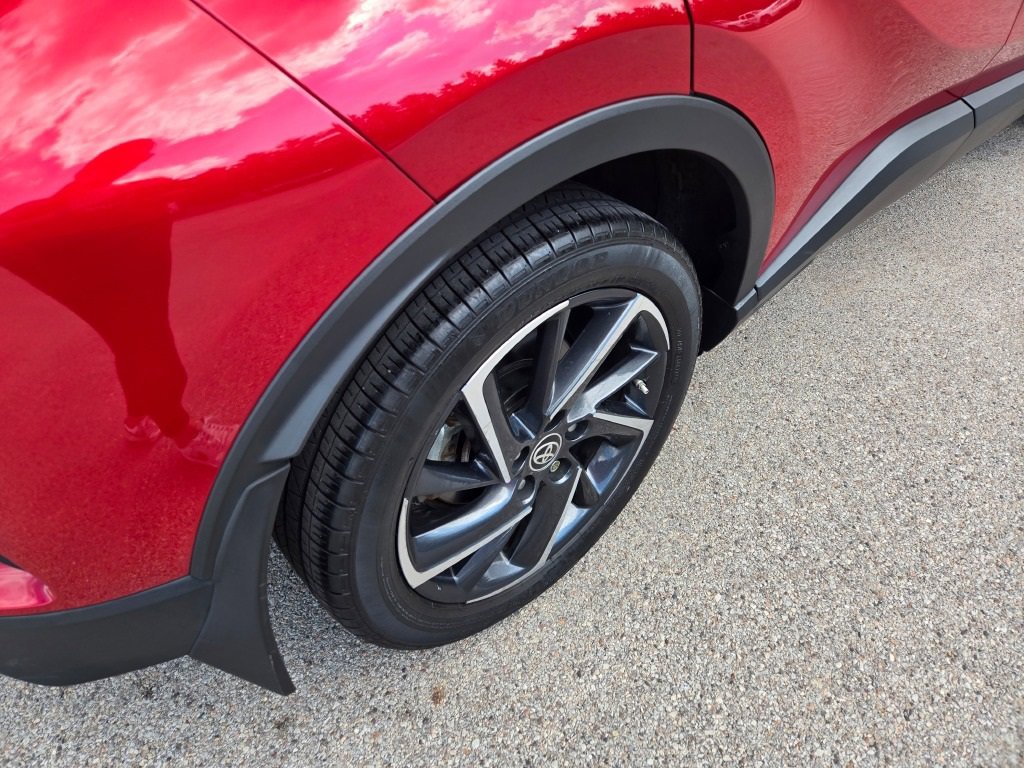 2022 Toyota C-HR XLE photo 9