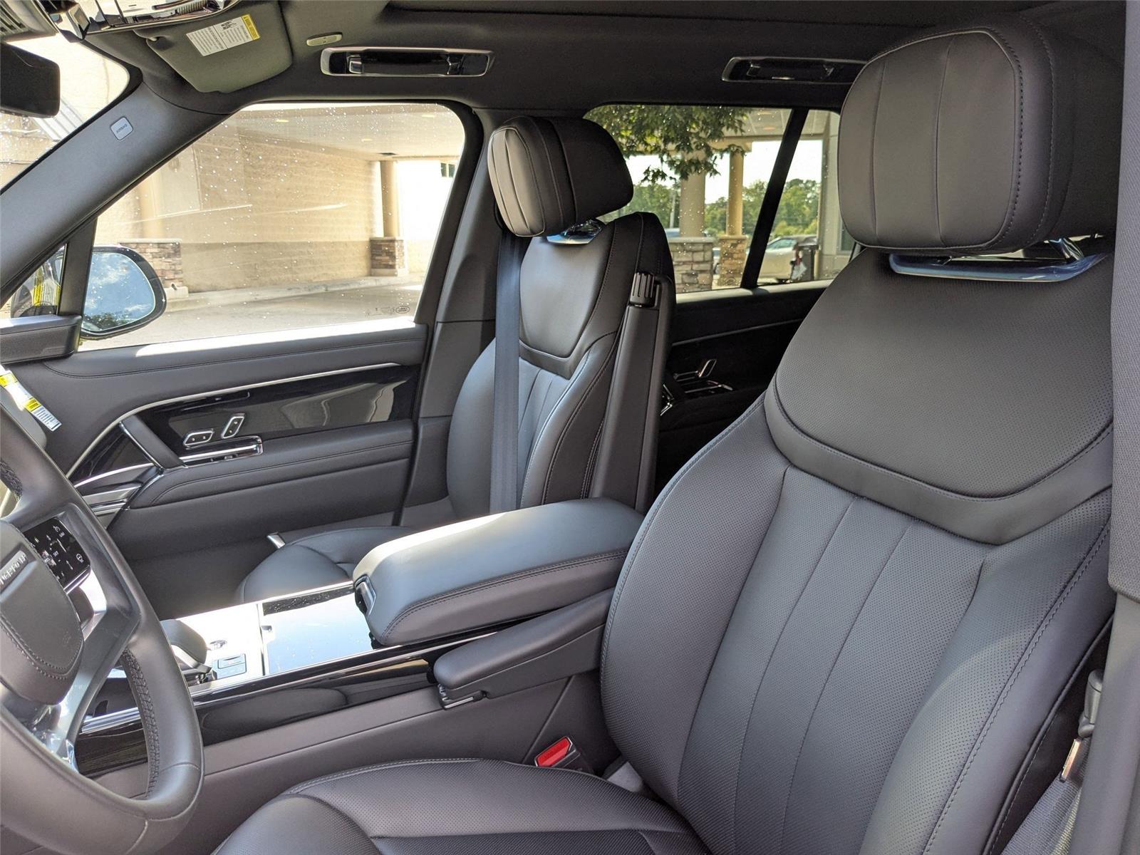 2025 Land Rover Range Rover SE photo 7