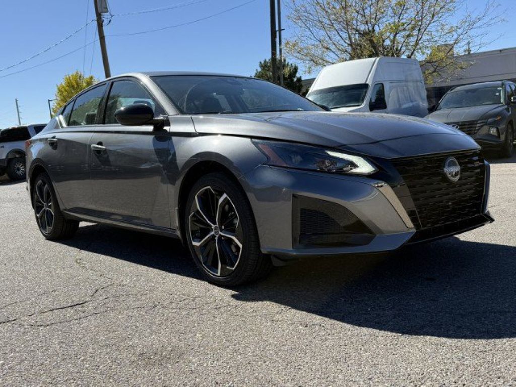 2025 Nissan Altima SR's photo