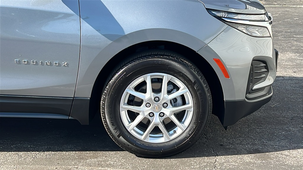 2023 Chevrolet Equinox LS photo 2