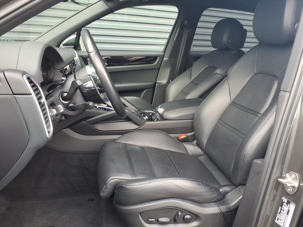 2023 Porsche Cayenne Platinum Edition photo 4