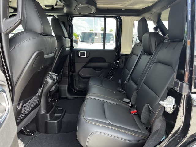 2025 Jeep Wrangler Sahara photo 17