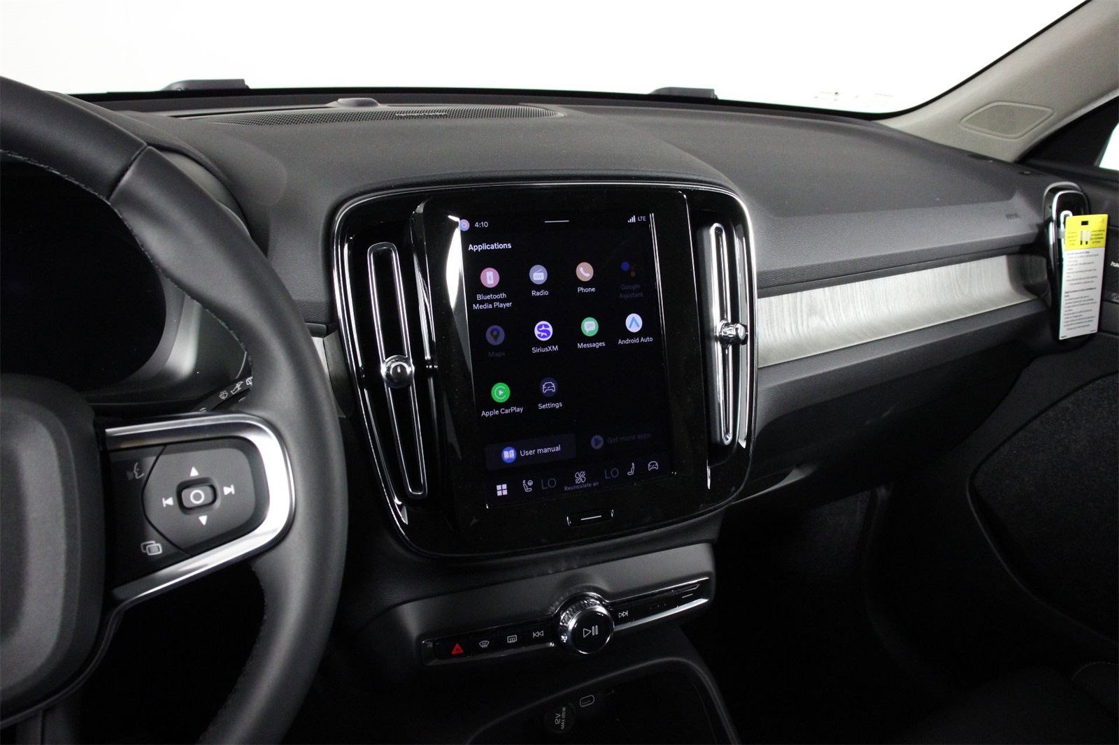 2026 Volvo XC40 photo 2