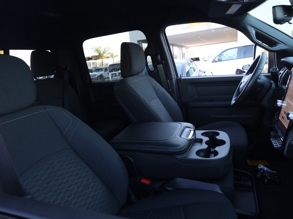 New 2026 Diamond Black Crystal Pearl-Coat Exterior Paint RAM Tradesman image 19