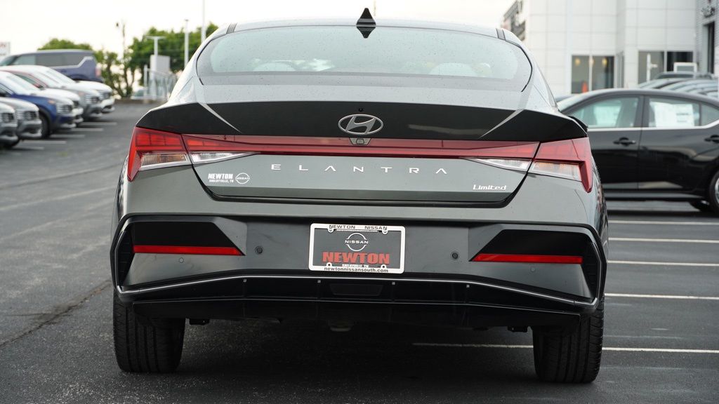 2024 Hyundai Elantra Limited photo 4
