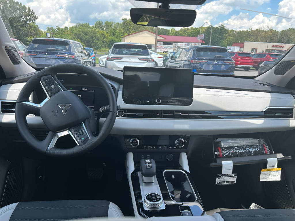 2025 Mitsubishi Outlander SE photo 10