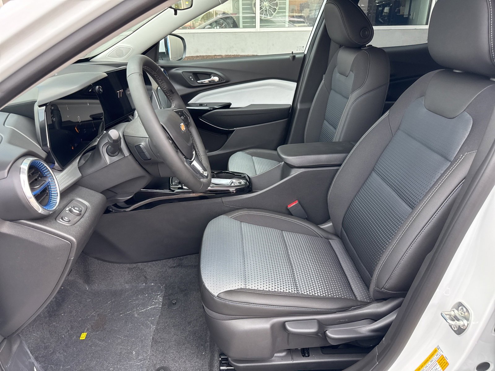 2025 Chevrolet Trax LT photo 13