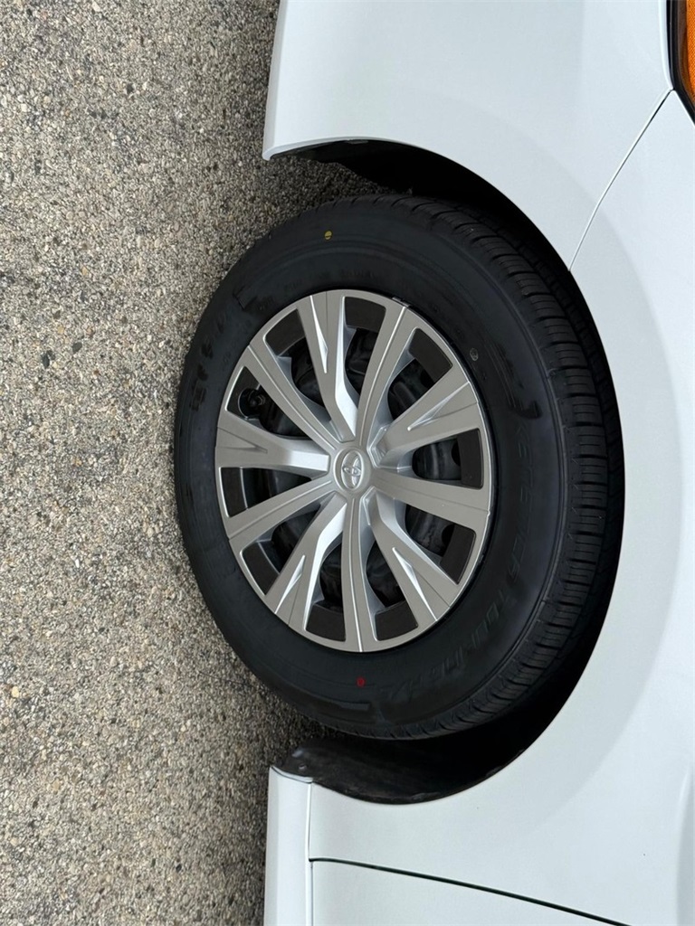 2023 Toyota Camry Hybrid LE photo 8