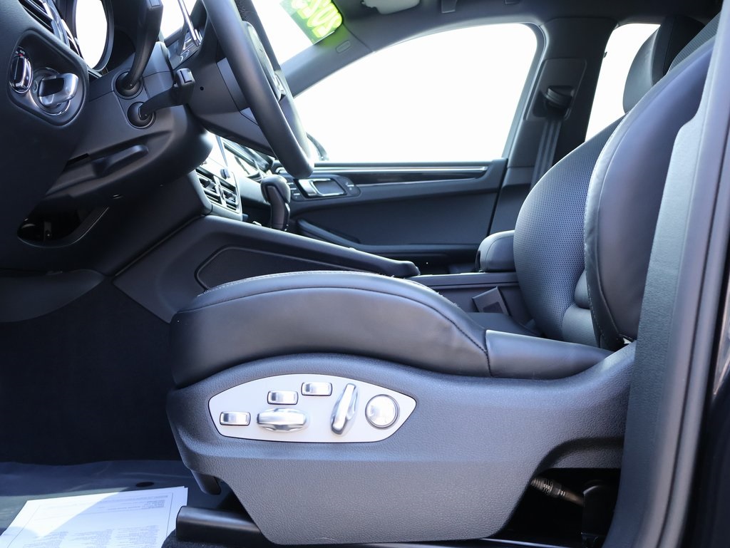 2025 Porsche Macan T photo 30
