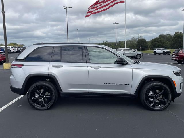 2025 Jeep Grand Cherokee Altitude photo 2