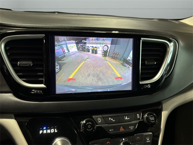 2022 Chrysler Pacifica Touring L photo 19