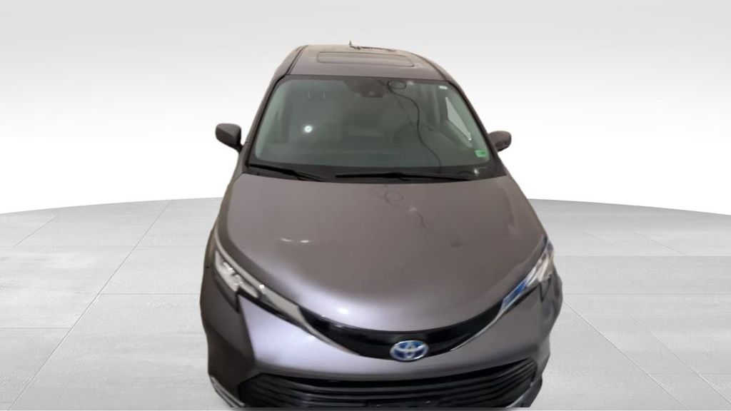 2021 Toyota Sienna XLE photo 7