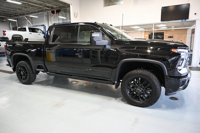 2025 Chevrolet Silverado 2500HD High Country photo 2