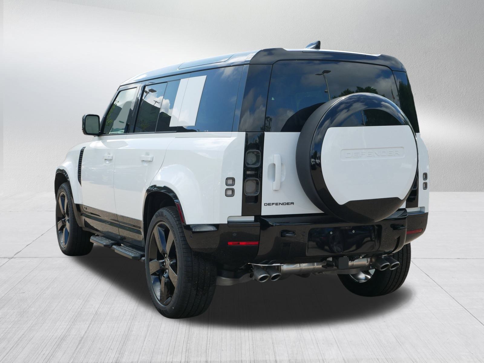 2025 Land Rover Defender 110 V8 photo 2