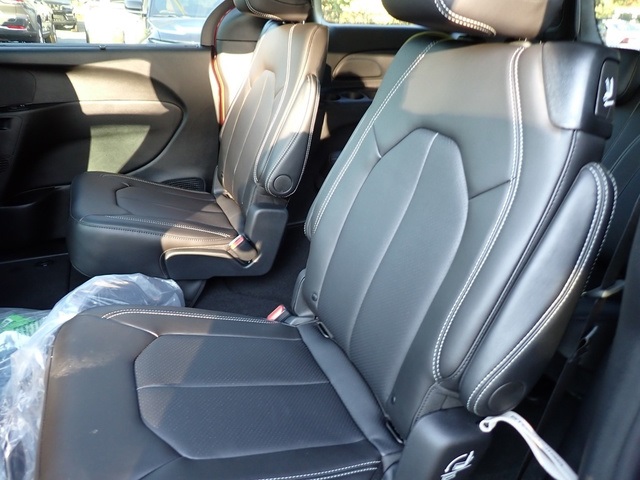 2026 Chrysler Pacifica photo 12
