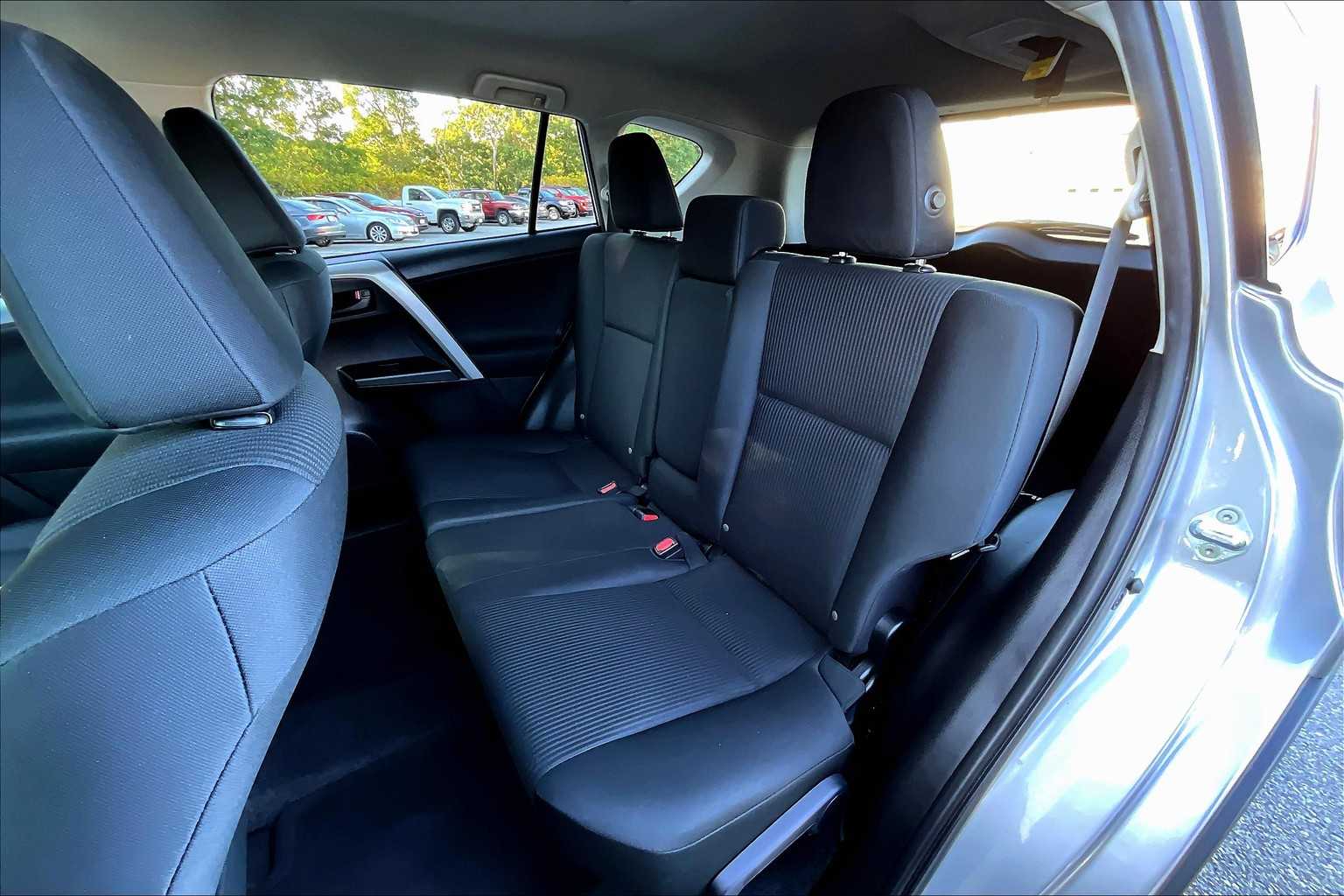 2017 Toyota RAV4 LE photo 18