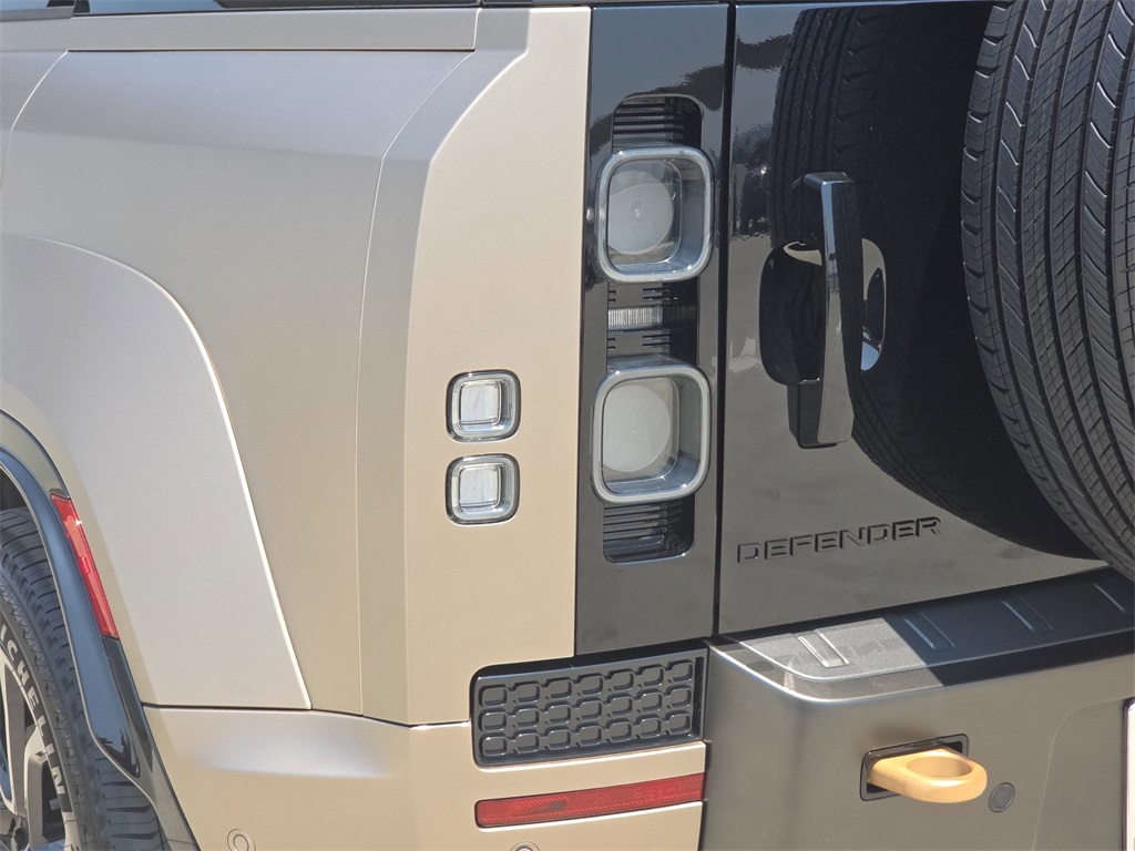 2025 Land Rover Defender 110 V8 photo 32