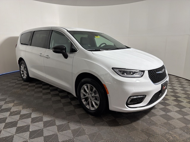 2026 Chrysler Pacifica Select's photo