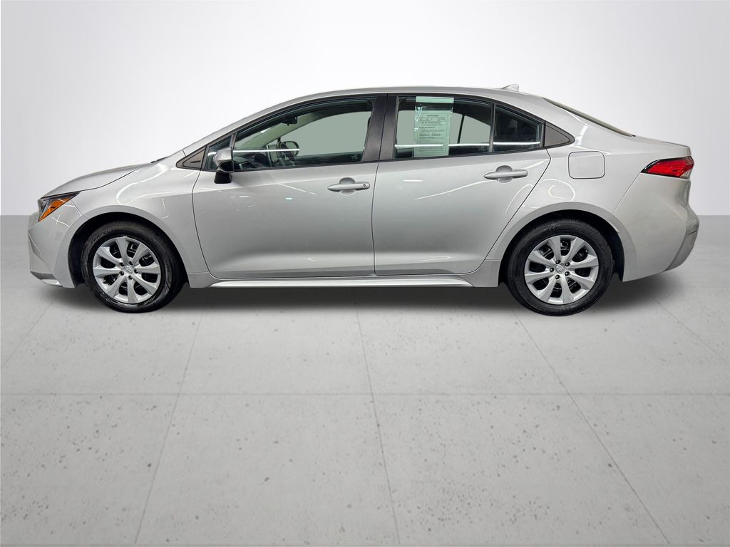 2021 Toyota Corolla LE photo 2