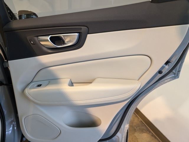 2025 Volvo XC60 B5 Plus photo 25