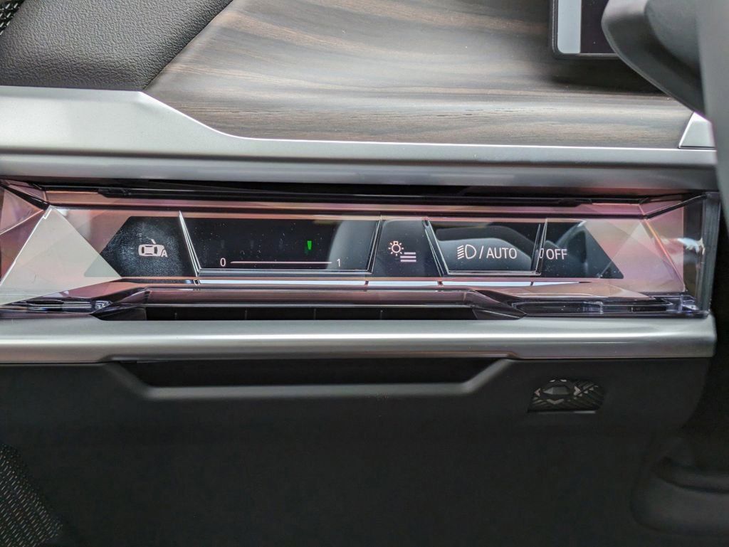 New 2024 Mineral White Metallic BMW xDrive60 image 28