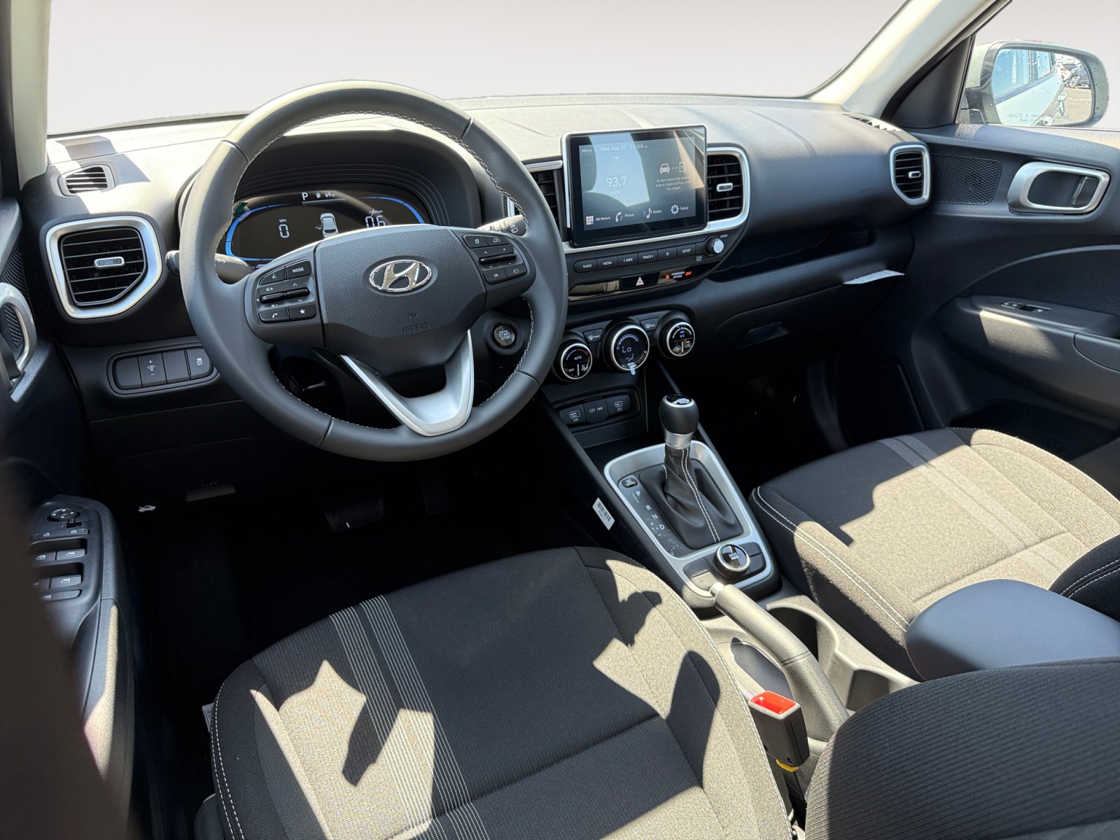 2025 Hyundai Venue SEL photo 14