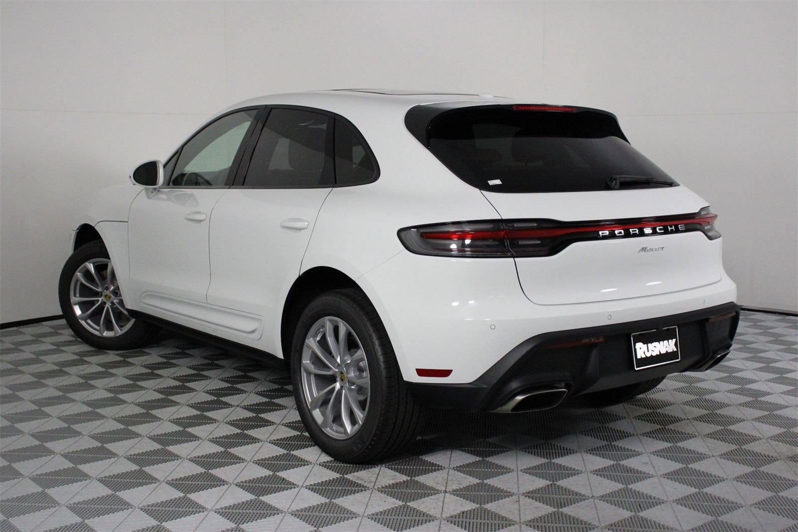 2025 Porsche Macan T photo 3