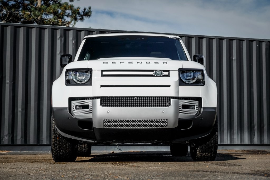 2025 Land Rover Defender 130 S photo 3