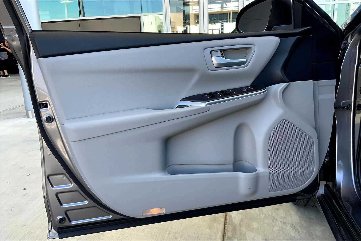 2017 Toyota Camry SE photo 17