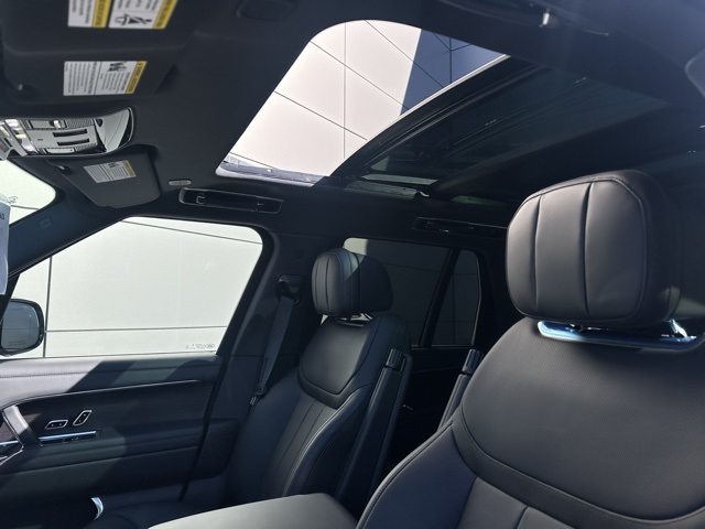 2025 Land Rover Range Rover SE photo 5