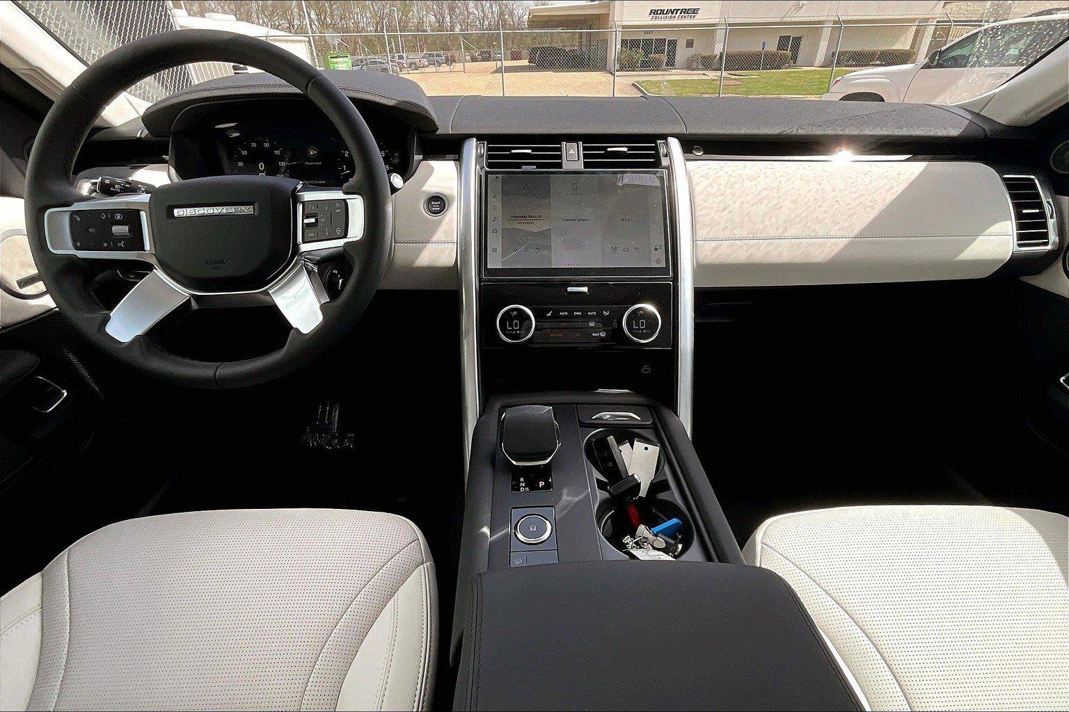 2025 Land Rover Discovery S photo 4