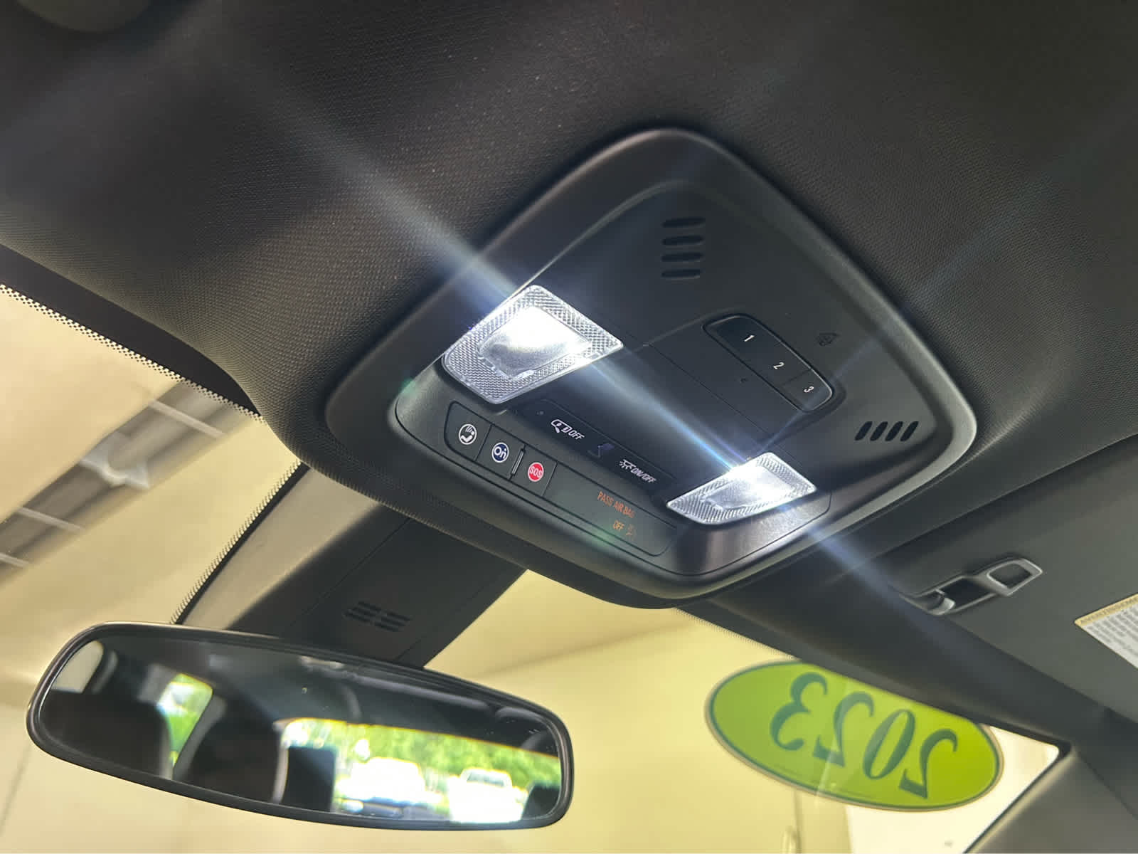 2023 Chevrolet Traverse Leather photo 15