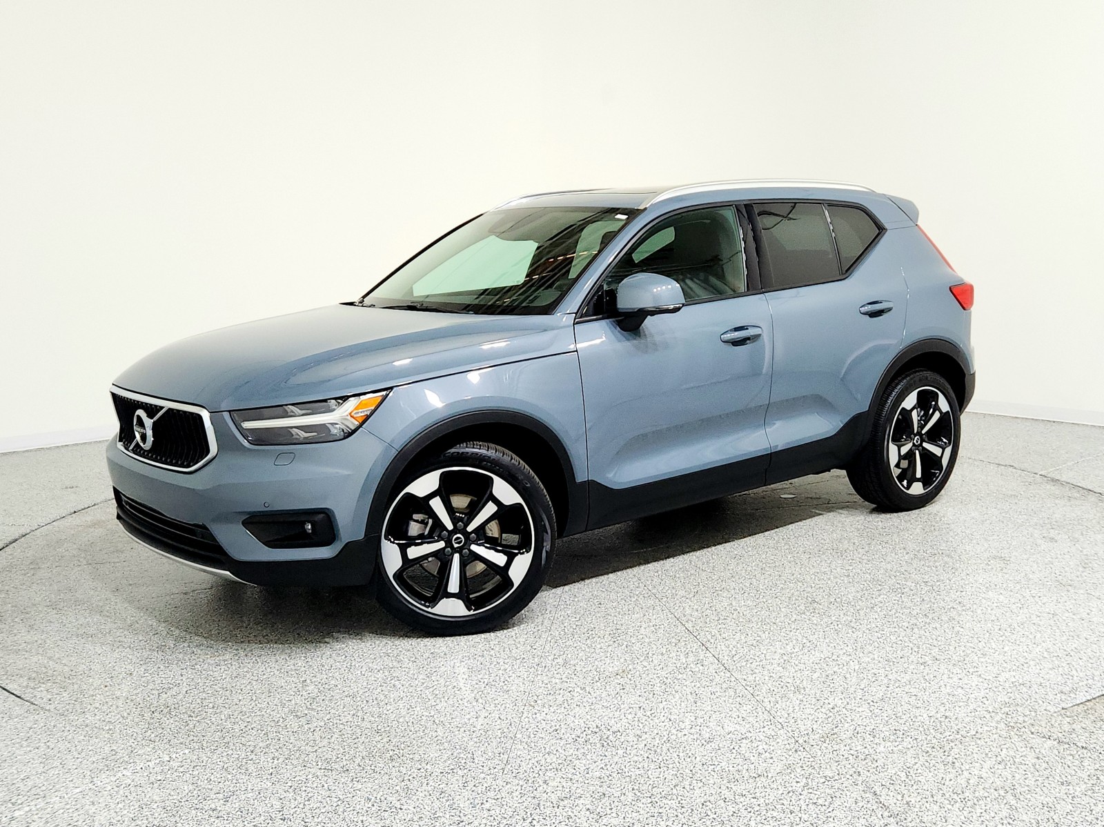 2021 Volvo XC40 Momentum's photo
