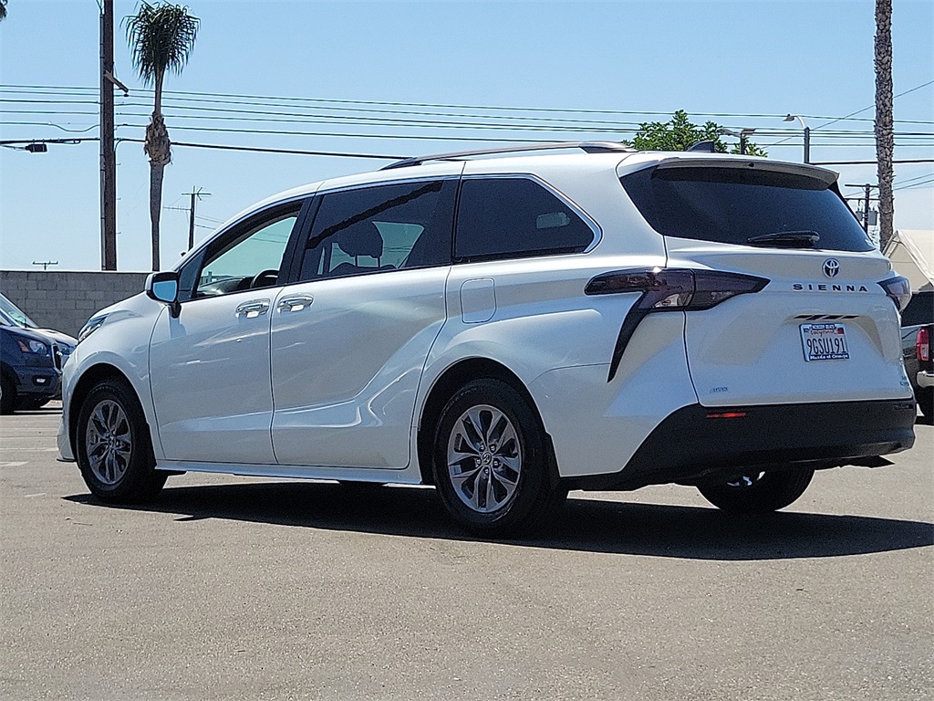 2023 Toyota Sienna XLE photo 2