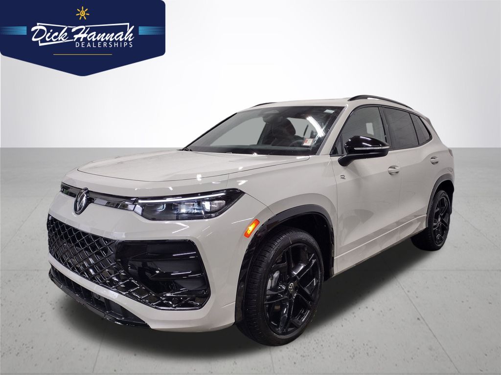 2025 Volkswagen Tiguan SE R-LINE BLACK's photo