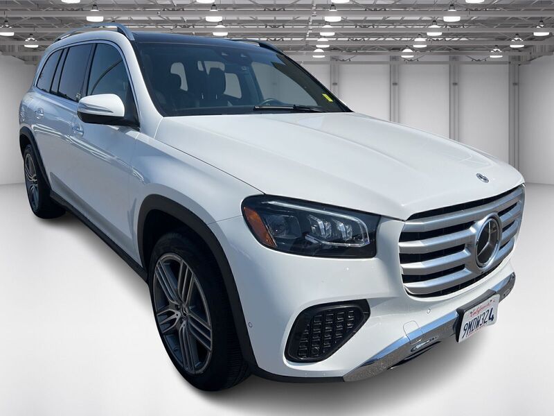 2024 Mercedes Benz GLS 450 4MATIC photo 3