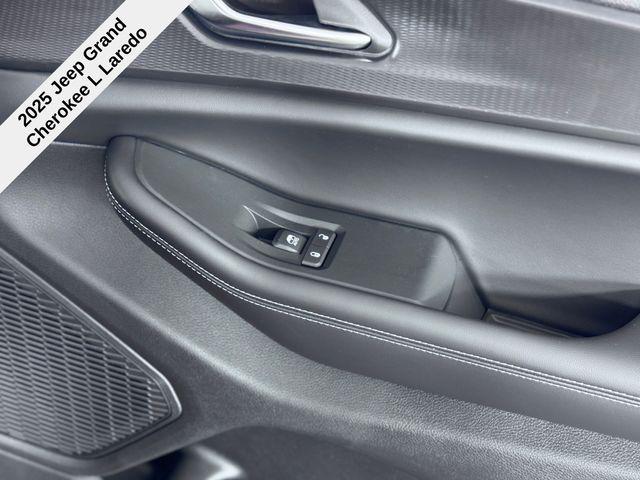 2025 Jeep Grand Cherokee Laredo X photo 25