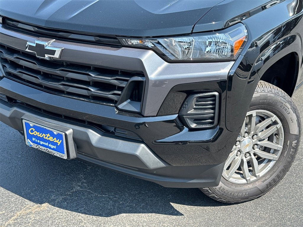 2025 Chevrolet Colorado Work Truck LT photo 3
